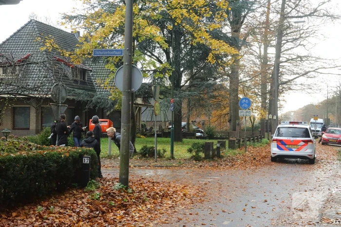 Afslaande auto botst met scooterrijdster