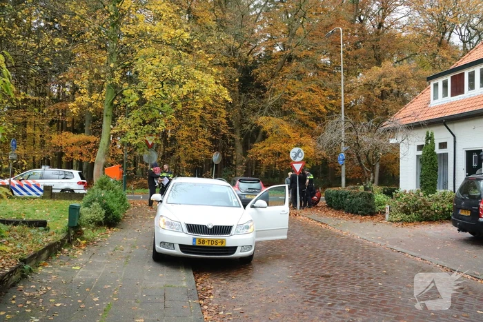 Afslaande auto botst met scooterrijdster