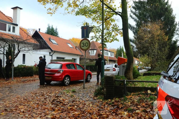 Afslaande auto botst met scooterrijdster