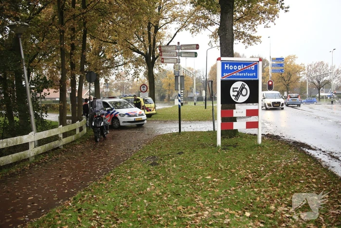Scooterrijder onderuit na botsing met bestelbus