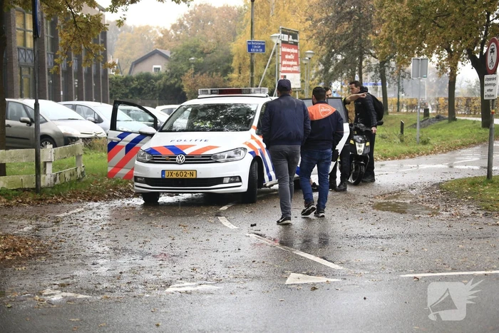 Scooterrijder onderuit na botsing met bestelbus