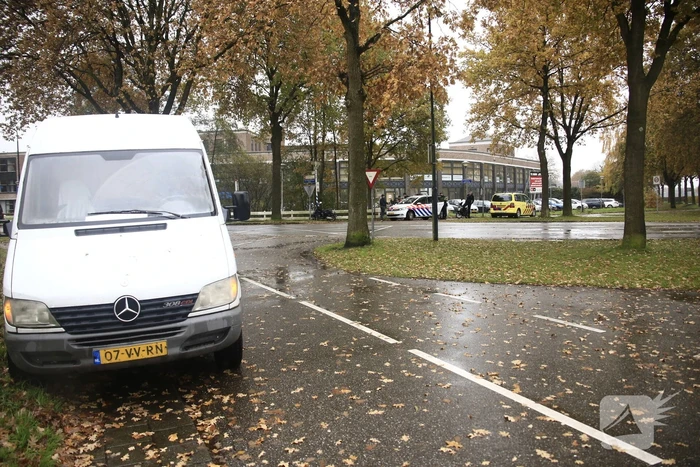 Scooterrijder onderuit na botsing met bestelbus