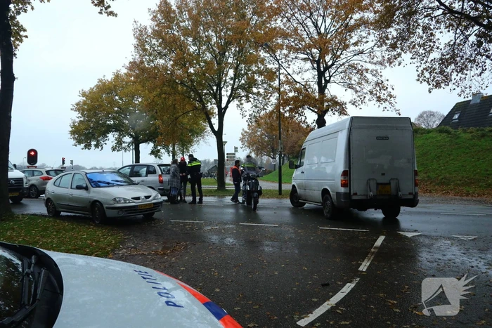Scooterrijder onderuit na botsing met bestelbus
