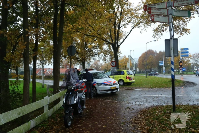 Scooterrijder onderuit na botsing met bestelbus