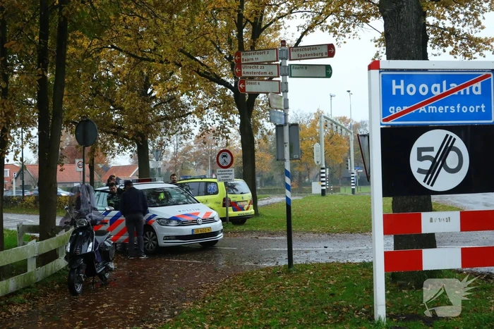 Scooterrijder onderuit na botsing met bestelbus