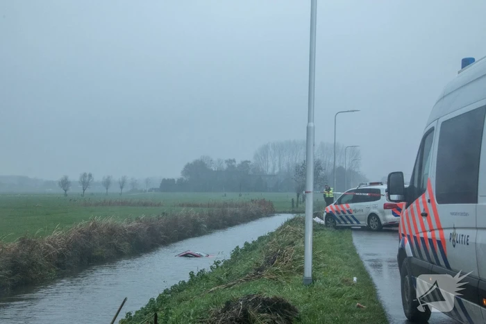 Brommobiel te water bestuurder overleden