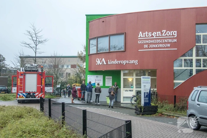 Kinderdagverblijf ontruimd na vreemde lucht