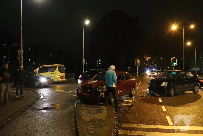 Twee auto's botsen op kruising