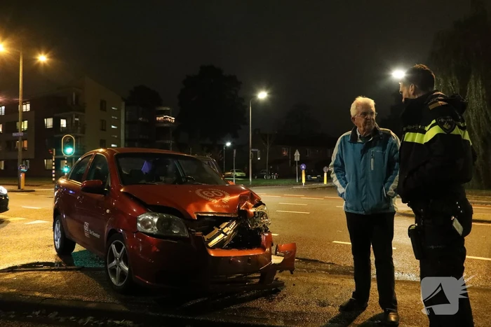 Twee auto's botsen op kruising