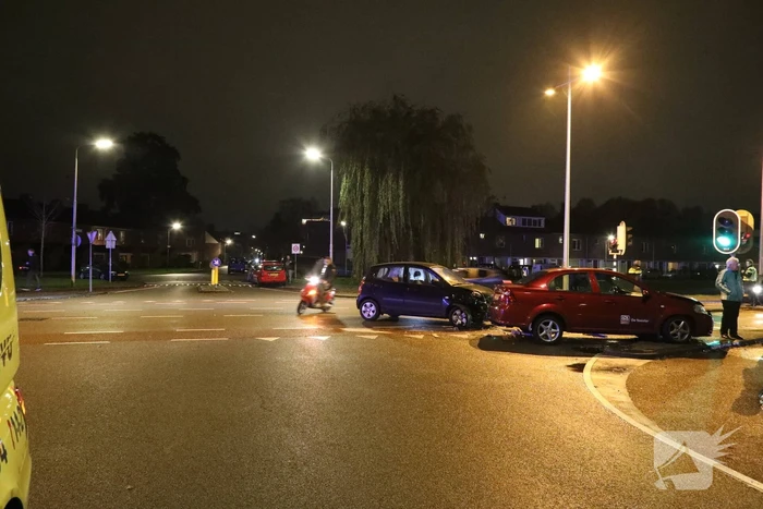 Twee auto's botsen op kruising