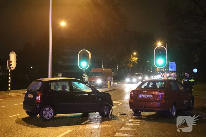 Twee auto's botsen op kruising
