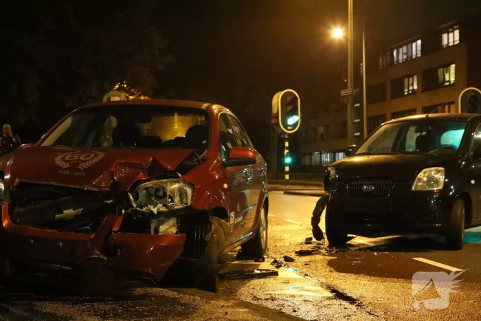Twee auto's botsen op kruising