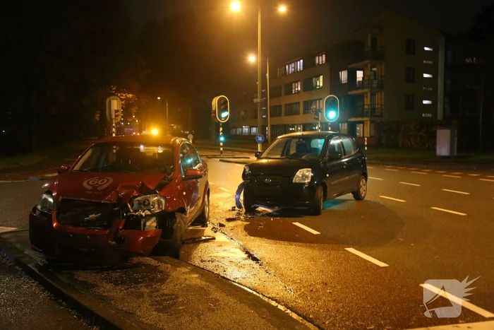Twee auto's botsen op kruising