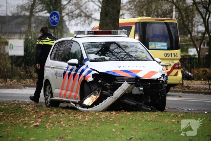 Politieauto in botsing met personenauto