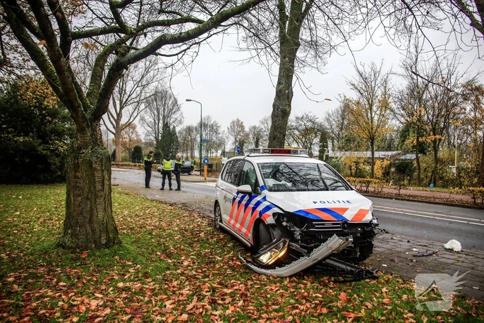 Politieauto in botsing met personenauto