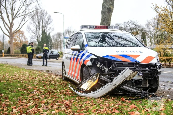 Politieauto in botsing met personenauto