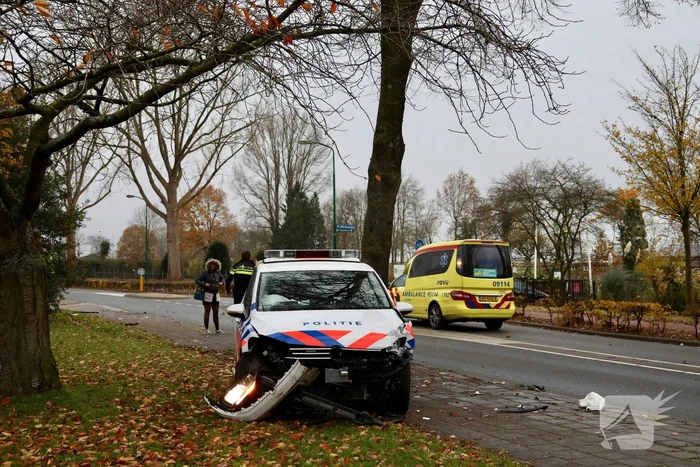 Politieauto in botsing met personenauto