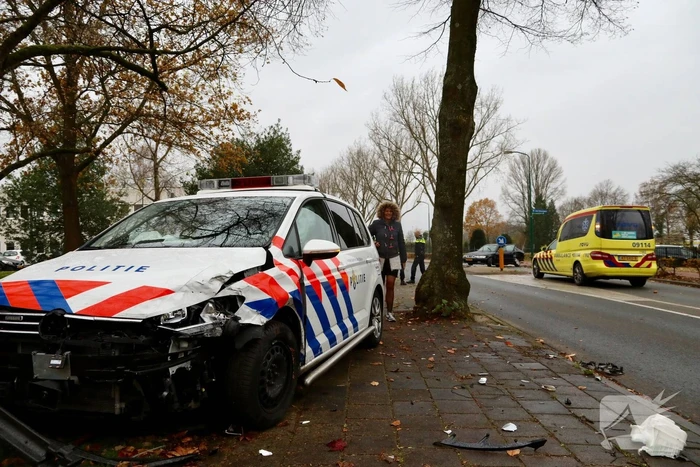 Politieauto in botsing met personenauto