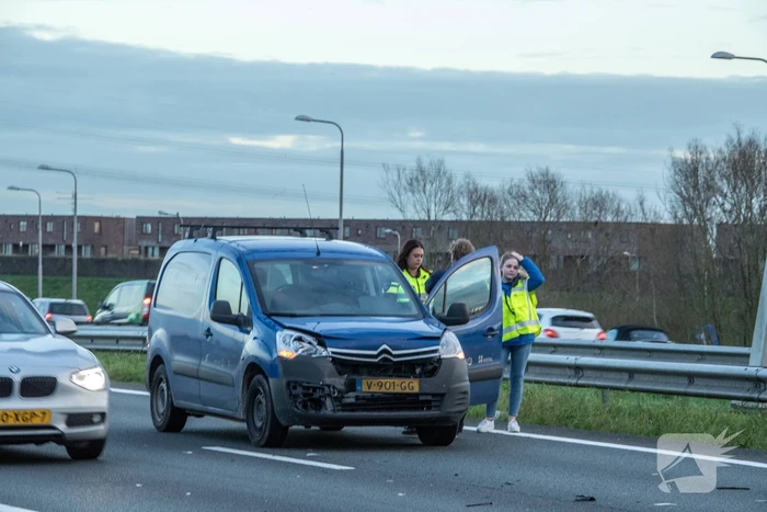 Bestelbus knalt op voorganger