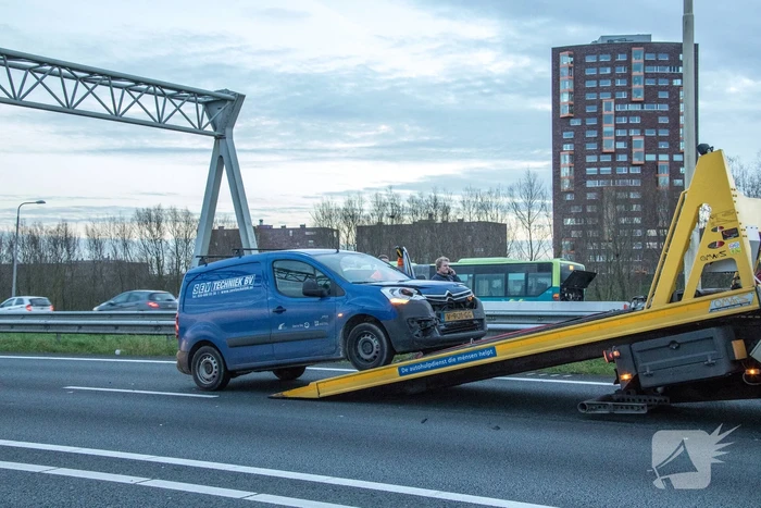 Bestelbus knalt op voorganger