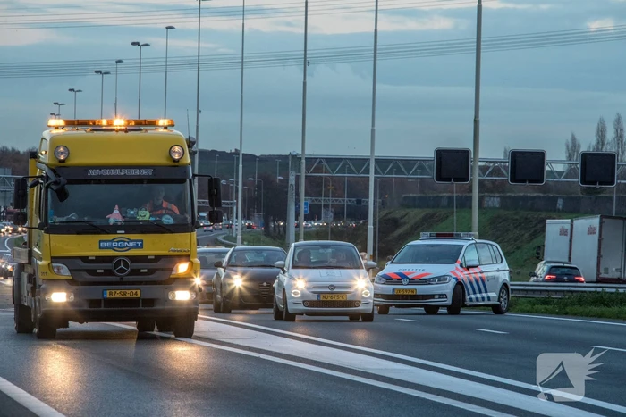 Bestelbus knalt op voorganger