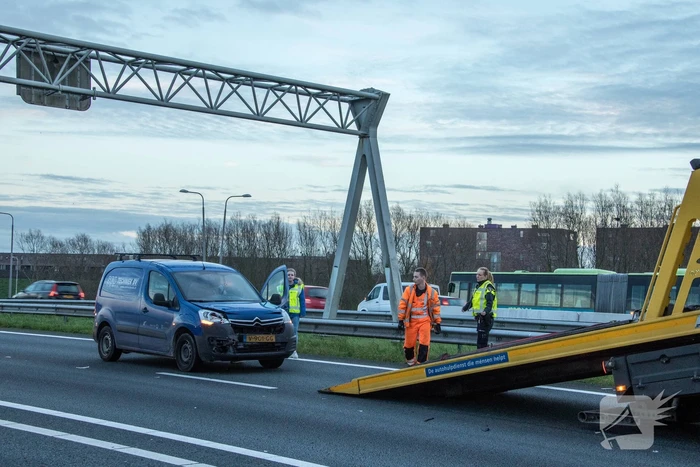 Bestelbus knalt op voorganger