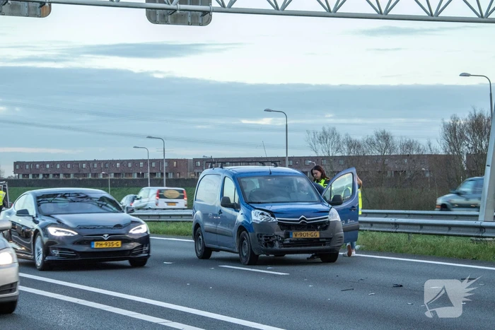 Bestelbus knalt op voorganger