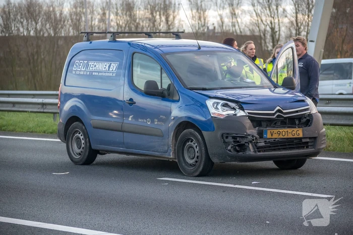 Bestelbus knalt op voorganger