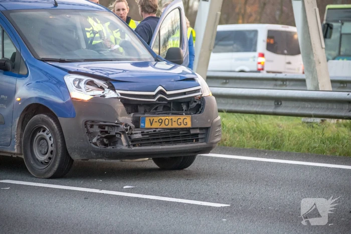 Bestelbus knalt op voorganger