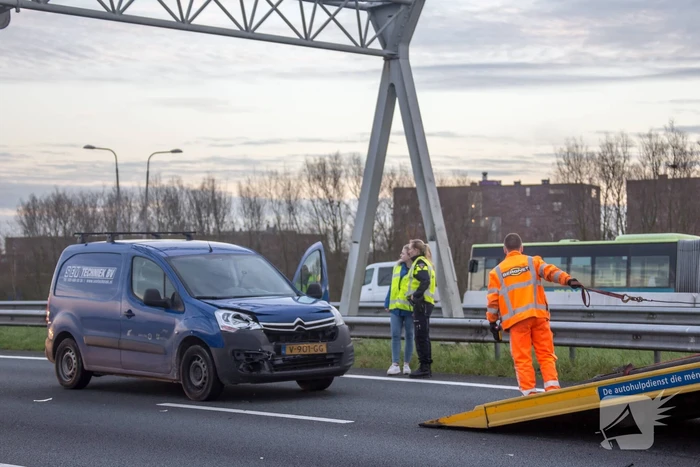 Bestelbus knalt op voorganger