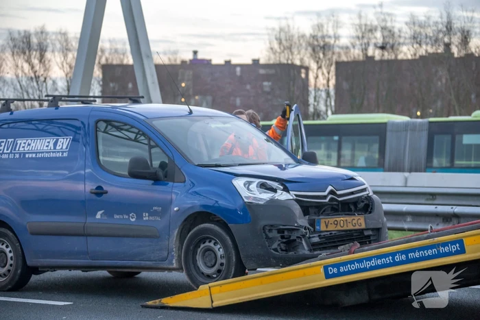 Bestelbus knalt op voorganger