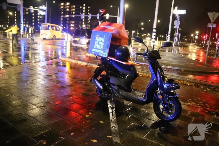 Maaltijdbezorger gewond na botsing met auto