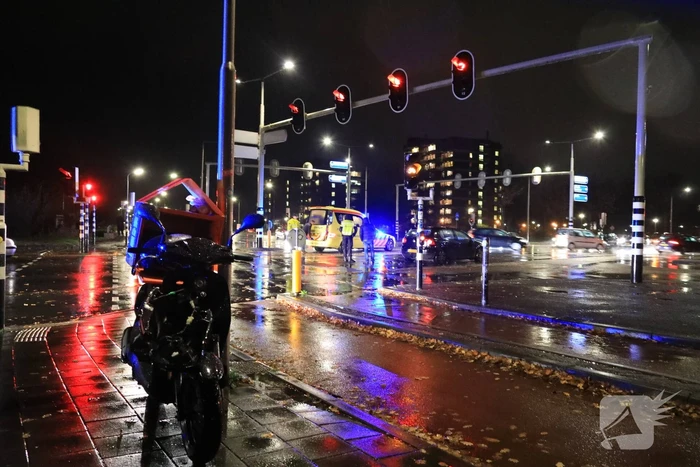 Maaltijdbezorger gewond na botsing met auto