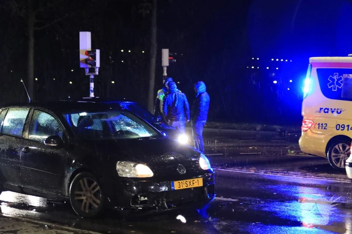 Maaltijdbezorger gewond na botsing met auto