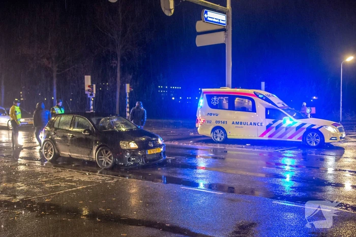 Maaltijdbezorger gewond na botsing met auto