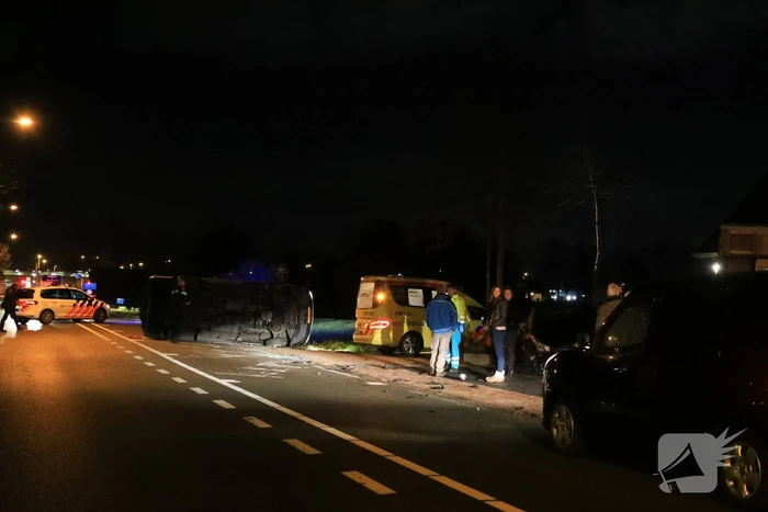 Bestelbus belandt op zijkant na aanrijding