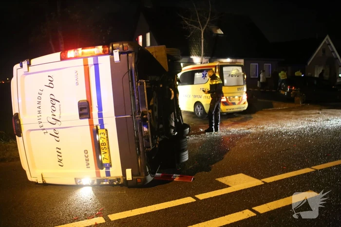 Bestelbus belandt op zijkant na aanrijding