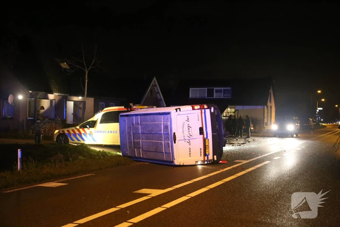 Bestelbus belandt op zijkant na aanrijding