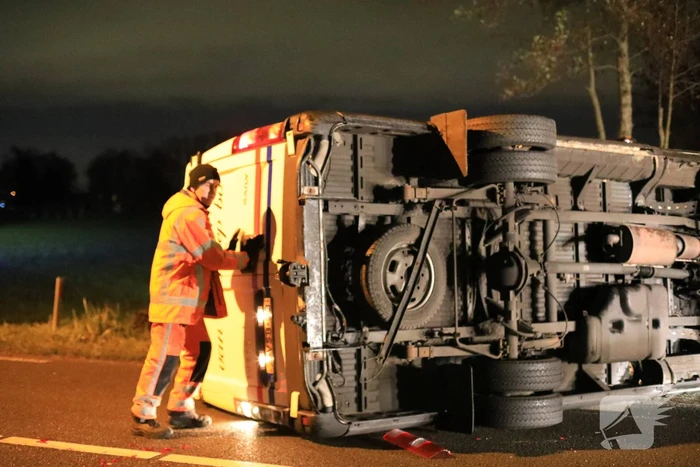 Bestelbus belandt op zijkant na aanrijding