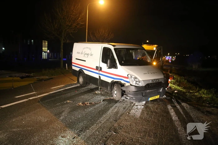 Bestelbus belandt op zijkant na aanrijding