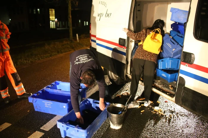 Bestelbus belandt op zijkant na aanrijding