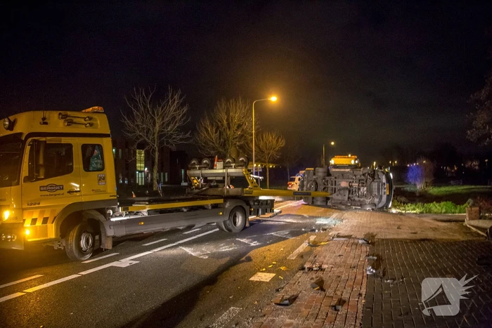 Bestelbus belandt op zijkant na aanrijding
