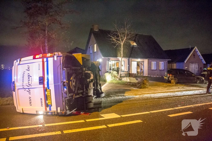 Bestelbus belandt op zijkant na aanrijding