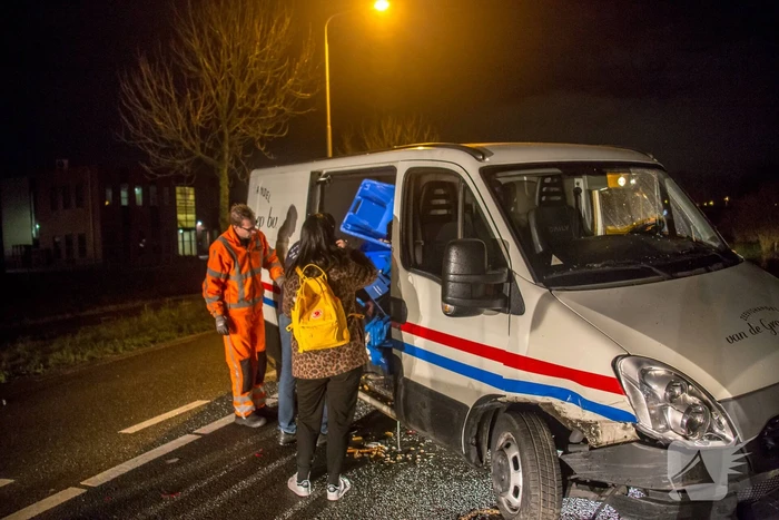 Bestelbus belandt op zijkant na aanrijding