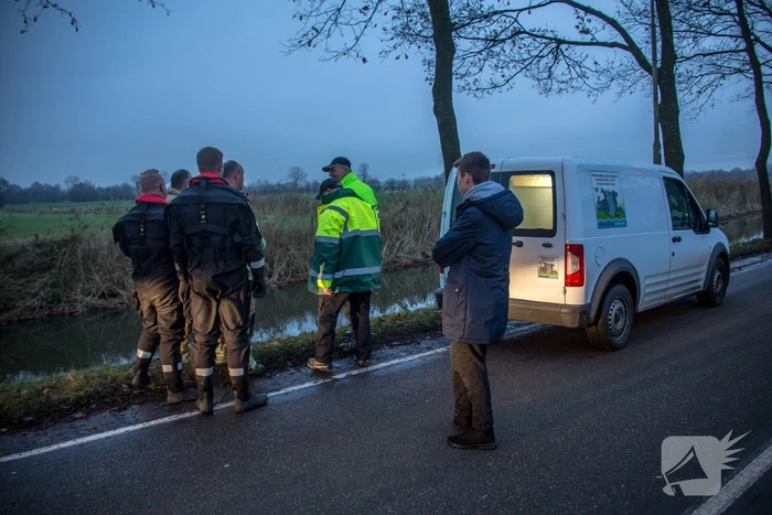 Brandweer en Dierenzorg Eemland redden gewonde zwaan