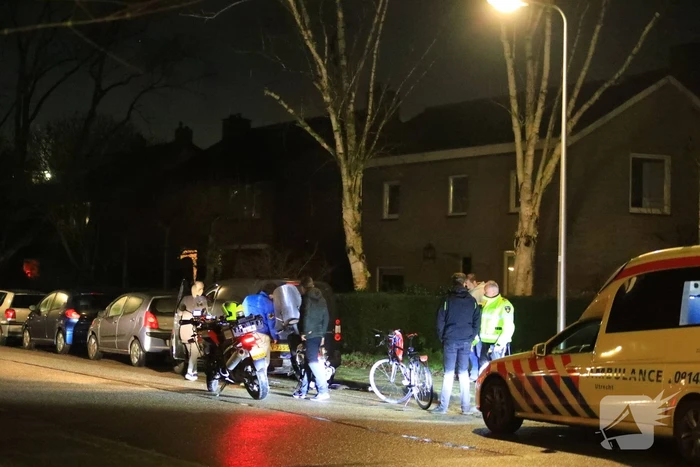 Appende scooterrijder knalt tegen geparkeerde bestelbus