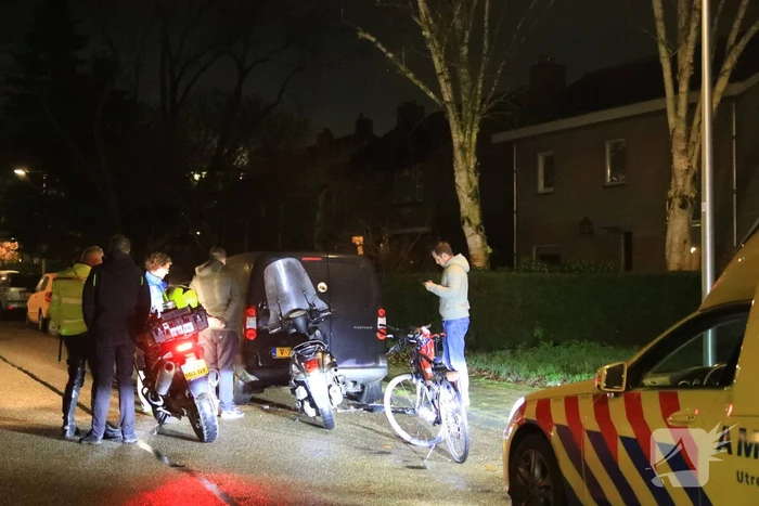 Appende scooterrijder knalt tegen geparkeerde bestelbus