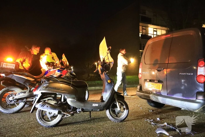 Appende scooterrijder knalt tegen geparkeerde bestelbus