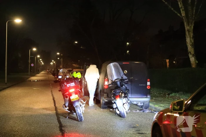 Appende scooterrijder knalt tegen geparkeerde bestelbus