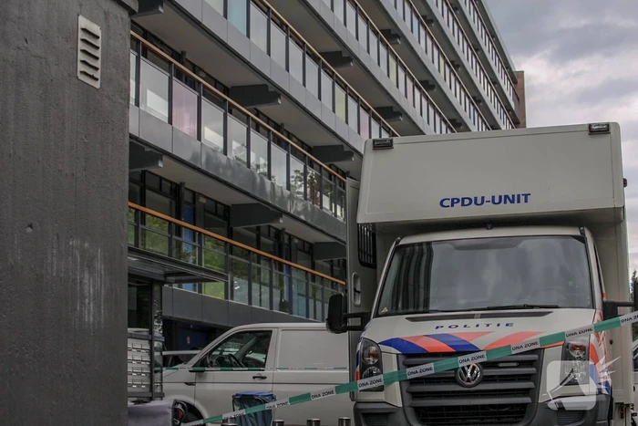 Dode man in flatwoning aangetroffen